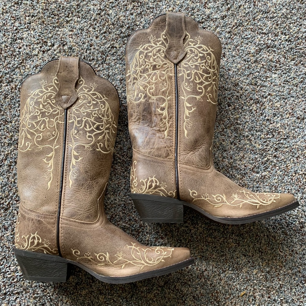 Cute vintage cowgirl boots made by Laredo!